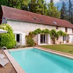 Near the village of Coly with its cafe-restaurant and not far from Saint-Amand-de-Coly and its superb abbey, 170 m² house with garden and swimming pool, ideal for holidays