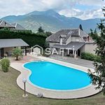Propriété avec parc et piscine, vue sur montagne.
