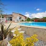 EXCLUSIVITE, PIERREVERT, VILLA de 137 m², plain pied édifiée sur un beau jardin de 900 m² avec piscine