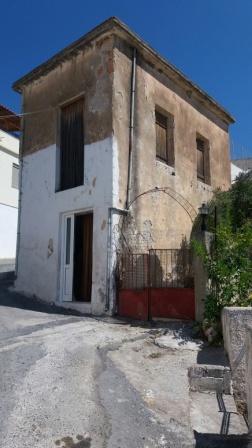 Piskokefalo Stone built traditional maisonette in Piskokefalo. The ground floor is 19m2. It consists of a room like a living area and an internal staircase which leads to the upper floor. The upper floor is 19m2 and there is a bedroom. Opposite, ther...