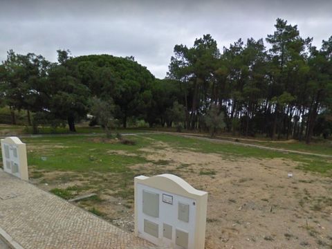 Plot with 248m2 for construction in Barreiro with approved project. Barreiro has long ceased to be just an industrial town on the south bank of the Tagus. The tourist offer in Barreiro is divided between points of historical interest, natural, cultur...