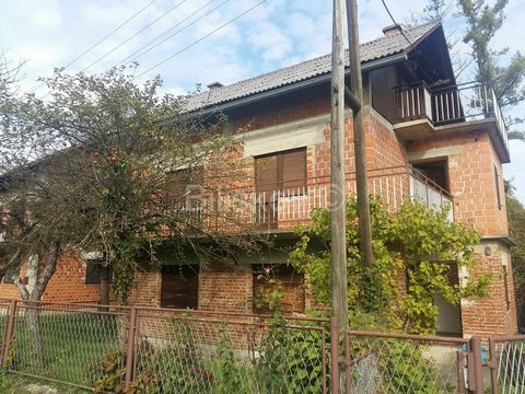 Krapinske toplice, Ribnjak str Detached family house of 120 m2 on a plot of 349 m2 built in 1975. Ownership tidy. Parking in the yard. The house consists of 2 apartments of approx. 60 m2. The ground floor apartment consists of 2 bedrooms, kitchen wit...