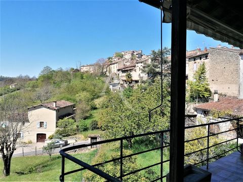 At the foot of the beautiful village of Cordes sur Ciel, this beautiful 6-room house of 180 m² is perfectly located and close to all amenities. Through a large entrance hall, you can access on one level the living room and kitchen opening onto a larg...