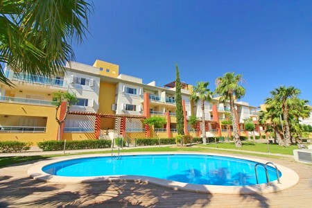 Spacious 2 bed, 2 bath and 3 bed, 2 bath apartments situated on the Hacienda del Álamo Golf Resort now being sold with a massive 72% discount from new. Built to an exceptional standard on a Championship golf course the properties are within minutes o...