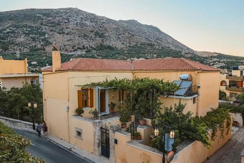 Se vende una mansión de 390 metros cuadrados.m. en muy buenas condiciones en Ano Archanes, Heraklion, Creta. La casa tiene una planta baja de 245 sq.m., donde funciona como espacio de almacenamiento y el primer piso de 145 sq.m. se puede configurar e...