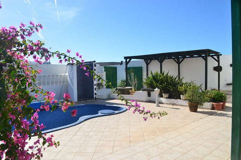 Wonderful one storey 3 bedroom 3 bathroom detached house with many canarian features Wonderful one storey detached canarian style house in the village of La Costa, Tinajo. The property consists of three large bedrooms, three bathrooms, two of which a...