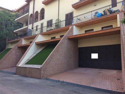 CASTIGLIONE DEL LAGO (PG): in recently built building, 220 sqm warehouse consisting of a single room on the ground floor. Central location close to services. Excellent investment.