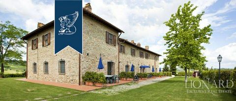 Immergé dans les douces collines du Chianti, à quelques kilomètres de Sienne, ce prestigieux domaine à vendre bénéficie d'une position enviable, avec une vue à 360 ° sur les collines toscanes de Sienne, San Gimignano et les communes voisines. À ...