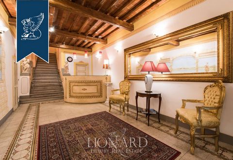 In una tranquilla zona pedonale nel centro di Lucca è in vendita questo hotel di lusso situato all'interno di un antico palazzo storico. La struttura ospita 6 camere da letto e ha una superficie interna complessiva di 250 mq di più livelli. L&ap...