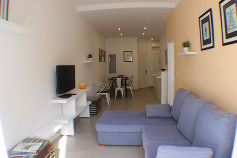 Het appartement ligt in Rosas (in het Catalaans Roses), een Spaanse gemeente in de provincie Gerona, Catalonia. Het ligt in een goed bereikbare wijk, op 100 m van het zandstrand, 700 m van de supermarkt, 550 m van het busstation. Rosas ligt aan de Co...