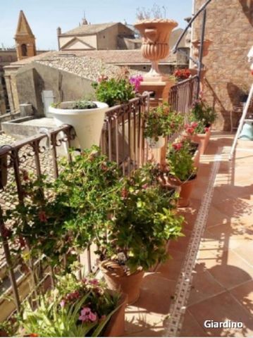 Townhouse on three levels located in Caltagirone historical centre, a few minutes’ walk to shops and services. The property is on 3 levels and consists of entrance hall with living room and dining area, kitchen and access to the panoramic terrace on ...