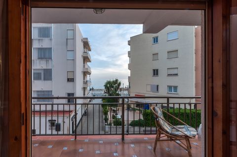 Bienvenido a este hermoso apartamento situado cerca del mar en Moraira. Tiene capacidad para 6 personas. El apartamento tiene una terraza amueblada con vistas al mar. Este apartamento de 73 m2, situado en la segunda planta con ascensor, tiene tres do...