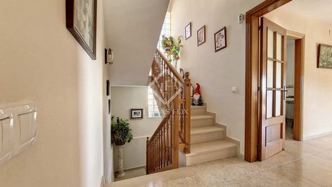 This magnificent villa is located in Segur de Calafell, an development in the municipality of Calafell, located in the Baix Penedès region. On the main floor , we are welcomed by a spacious entrance hall that leads us, on the one hand, to the living-...