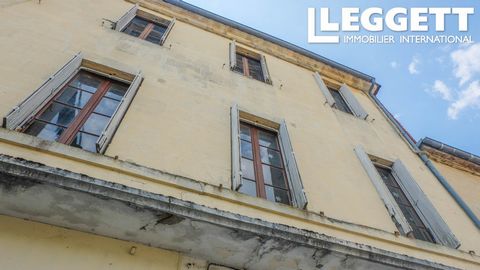 78750ARB33 - Needing complete renovation, this old bakery and house are right in the centre of Monségur, there is an attached garage and garden area. Large renovation budget. Information about risks to which this property is exposed is available on t...