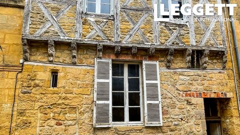 A18264NB46 - For those who love old stones! This semi-detached house is located on the hill of Gourdon, in the heart of the medieval town. Loaded with history, it was probably built in the 15th century and is one of the rare half-timbered houses with...