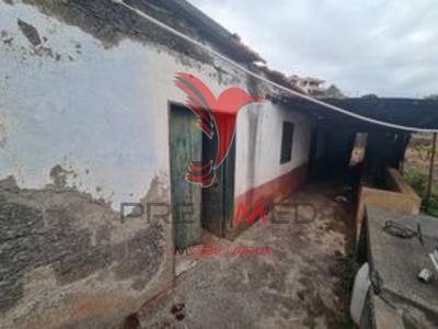 For sale plot of land with 1,500m2 in Água de Pena Machico with housing to rebuild the roadside, with good sun exposure and sea view, implanted in a plot of land with a total area of 1500 m2, having a mill, being the house to restore with possible ex...