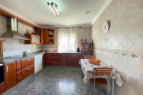 Identificação do imóvel: ZMES506568 Zome presents, this magnificent property in the center of the village of Colmenar, located 20 minutes from Malaga Capital. The house is semi-detached and consists of two floors. With automatic access door to the cl...