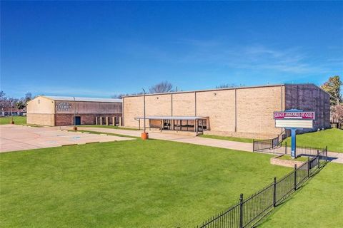Nearly 5 acres located in the heart of Mesquite. This facility has been used as a church plus school for years and is now ready for a new owner. With over 31,000 square ft there is room for activities and classes. The gymnasium is a great place for e...