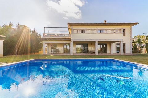 Spacious villa with pool and views of the sea and mountains in Santa Ponsa This fantastic villa, which is offered for sale in the prestigious area of Nova Santa Ponsa, is bright, spacious, and perfect for families. It occupies an elevated plot of aro...