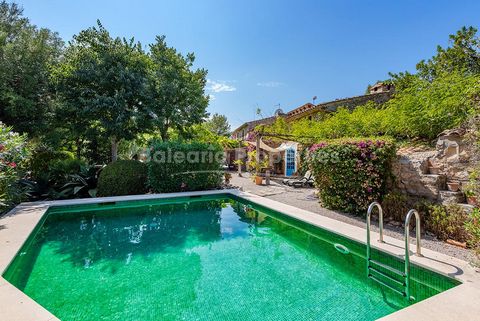 Diese zum Verkauf stehende Immobilie auf Mallorca ist eine charmante Doppelhaushälfte mit 4 Schlafzimmern, zwei Bädern und einem privaten Pool in einer ruhigen Gegend von Pollensa. Wir freuen uns, Ihnen diese wundervolle Doppelhaushälfte aus Stein pr...