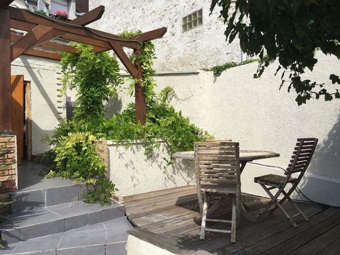 In downtown Périgny .... To discover!!! House of character of about 204 m2, built on a land of 286 m2 about. It consists of: a large kitchen equipped and equipped open to dining room, a bright 30 m2 living room with fireplace and access to a south-fa...