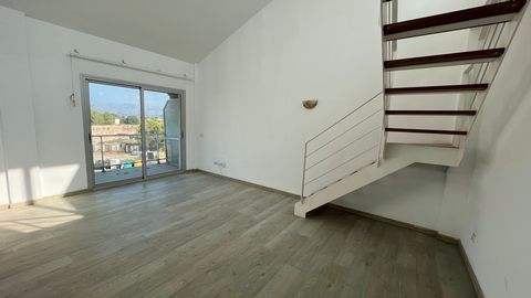 Duplex penthouse in Alcudia, very spacious house with very high ceilings distributed on two floors, on the first floor we find a large living room with access to terraces, fully fitted kitchen, hall, two bathrooms, one en suite, three bedrooms with f...