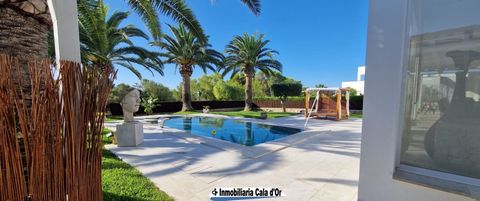 Splendid modern style villa for sale in a luxury residential area, located second line to the sea. This property has a rental licence and is located close to beaches, Porto Petro, Cala Egos, the marina of Cala D'Or and other services. Built on 3 floo...