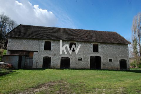 Near the village of Lanzac, a beautiful stone barn of approx. 360 m2 total. Also discover a tobacco dryer nearby with an area of 135 m2 included in this lot. Located less than 100 metres from the Dordogne River. All on a plot of approx. 3000 m2. Less...