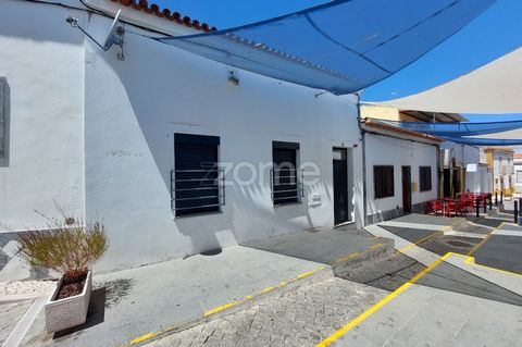 Identificação do imóvel: ZMPT560612 Charming villa located in the heart of the picturesque village of Cuba, this property is a unique opportunity for private housing, holidays or investment. The property consists of a spacious living room, two bathro...