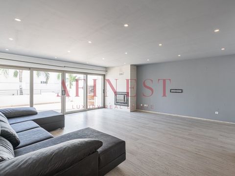 House T4 +1 inserted in private condominium in the Center of Montijo, with an excellent sun exposure this villa has the following divisions: FLOOR 0: Fully equipped kitchen Large Living Room with Fireplace and access to the Terrace of 30m2 of the con...