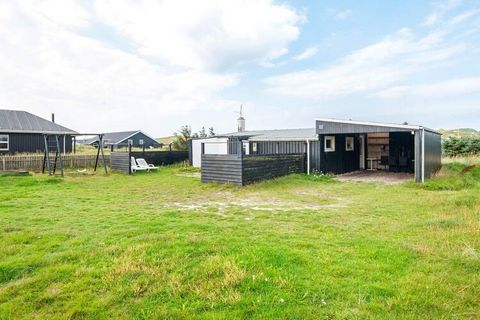 Holiday cottage with a good bathroom, kitchen and living room approx. 100 m from the North Sea. Some of the rooms are split-levels. There is a carport and conservatory.