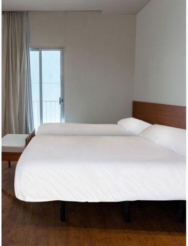 Horitzo bevindt zich op de boulevard op 20 meter van het strand en biedt comfortabele kamers met airconditioning en een balkon of een terras met uitzicht op zee. Maak een wandeling langs de Paseo Maritimo van Blanes vlak voor het hotel en ontdek het ...