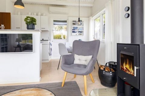 Ferienhaus in einer ruhigen, malerischen Gegend auf der kleinen Insel Enø. Das Haus verfügt über eine Eingangsdiele mit Zugang weiter zu einer schönen Terrasse, die teilweise überdacht ist. Die Küche und das Wohnzimmer sind offen verbunden und im hel...