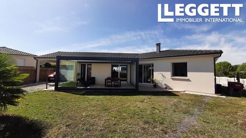 A24478OD24 - On the outskirts of Périgueux, in a sought-after area, attractive single-storey house with no work required. It is built on a plot of more than 800m2, enclosed and planted with trees, with an electric gate. It comprises an entrance hall ...