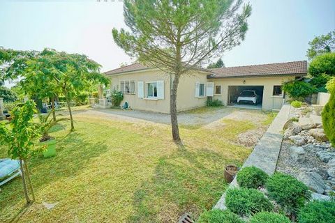 If you like bucolic places, you will be delighted. Let yourself be seduced by the charm of this beautiful house, very well maintained, both inside and out. As soon as you arrive, you will be surprised by this vast flat garden and enjoy the green sett...