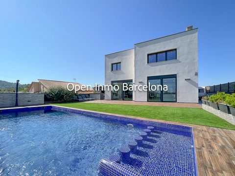 On sale this spectacular villa located in a privileged space with unbeatable views of the Garraf Park, The ground floor inside has 1 double bedroom, 1 full bathroom with shower and a large living-dining room of almost 60 m2 with a modern fireplace wi...