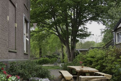 Esta lujosa casa de vacaciones de 8 dormitorios para 18 personas se encuentra en la pintoresca ciudad de Enkhuizen. Perfecto para familias numerosas, esta casa también tiene un hermoso patio y una hermosa terraza con muebles de jardín para sentarse y...