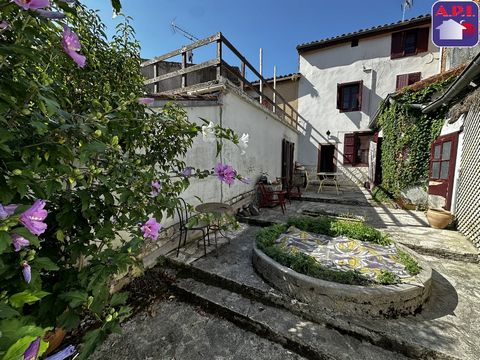 In the heart of the village of Artigat, house on two levels with terrace and quiet courtyard. On the ground floor, it consists of a 21m² living room, a 26m² dining room and a kitchen. Upstairs, there are three bedrooms of 24m², 15m², 10m², an office,...