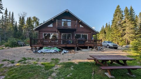 Cottage/house 24x32 in log located on the zec Kiskissing 15km from the road and bordered by the Great Boston Lake. 3 bedrooms, electricity by solar panels, great place for hunting and fishing, snowmobiling, ATV. Several inclusions, sold furnished. Co...