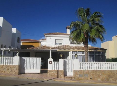 Une villa individuelle de qualité de deux étages à vendre à Vera Playa ici dans la province d’Almeria.La villa est très bien située dans une rue résidentielle calme et pourtant elle se trouve à quelques pas de la fabuleuse plage de sable et d’une pro...
