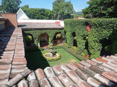 Spectacular house in the best area of Cuernavaca, fresh and wooded with easy access to the highway and all amenities. In the style of the haciendas, it has a central garden surrounded by a corridor with arches through which you reach the living room,...