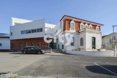 Excellent commercial building totally refurbished and expanded to debut in Marinha Grande, total area of 1181 m2, with 10 large fractions and lots of natural light.. They also have a lift, a patio and terraces. In a great location, in the center of M...