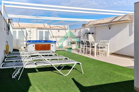 Great opportunity to purchase a resale new build 3 bedroom, 2 bathroom top floor apartment on a small community of only 10 apartments with communal pool in the popular Spanish town of Pilar de la Horadada. Situated only 8 minutes walk from the busy h...