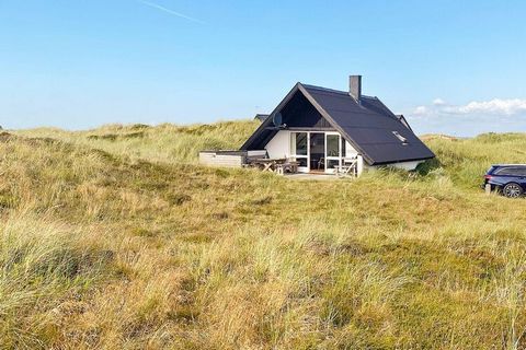 Dieses ältere, einfach eingerichtete Ferienhaus liegt auf einem hügeligen Dünengrundstück. Es ist perfekt für Familien, denen eine zentrale Lage zu den Ferienorten Hvide Sande und Søndervig sowie dem Ringkøbing Fjord und der Nordsee wichtiger ist als...