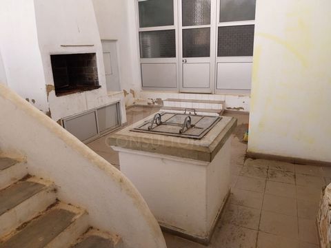 Bi Family House to remodel with lots of natural light and unobstructed views, and excellent patio, located in Monte Seco, parish of São Sebastião, Loulé. Inserted in a plot of land of 826m2, with 382m2 of implantation. House in total property with fl...