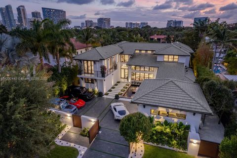 CASA EXUMAS, a BOATER'S DREAM. Enjoy Miami's lifestyle at its best. Located on the exclusive island of BayPoint, a truly gated community. With ±85 feet of water frontage, a private dock, and direct access to Biscayne Bay, this luxurious modern tropic...