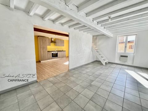 À 5 mn de la gare Bois d'Oingt-Légny, dans le charmant village de Saint-Vérand, je vous propose un appartement denviron 133 m² (147,55 m² au sol) avec 2 chambres et une belle pièce à exploiter à votre convenance selon vos besoins. Cet appartement se ...