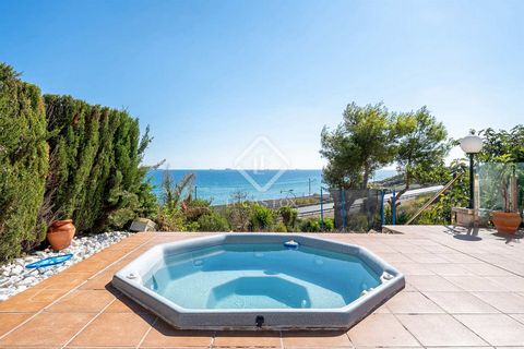 Lucas Fox is pleased to present this wonderful house with unbeatable views of the sea. In the heart of the prestigious Mirador Development of “Cala Romana”, stands this exceptional corner semi-detached house. Offering an unparalleled distinction and ...