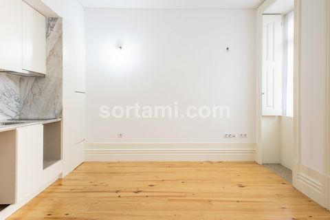 Spectacular studio apartment in Bonfim. This beautiful remodeled studio apartment preserving the charm of the ancient design, with an unique architectural elements from the bygone era. High ceilings, wooden floors and traditional windows providing a ...