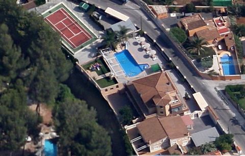 OPPORTUNITY WITH TOURIST LICENSE!Luxury property for sale, with a high-end design and construction that guarantees quality and safety. The property covers a plot of land of 2600 m² and a construction of 440 m². The structure of concrete pillars is an...